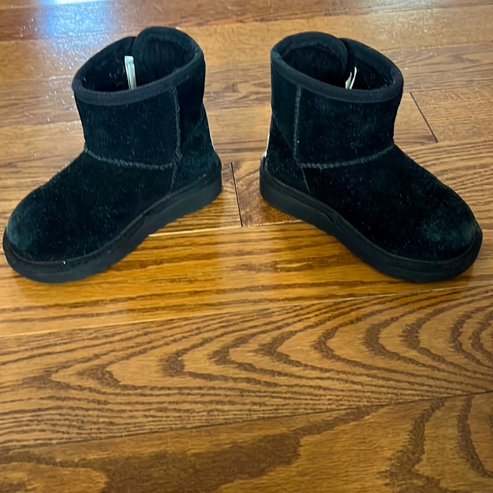 Toddler size 8 black Uggs